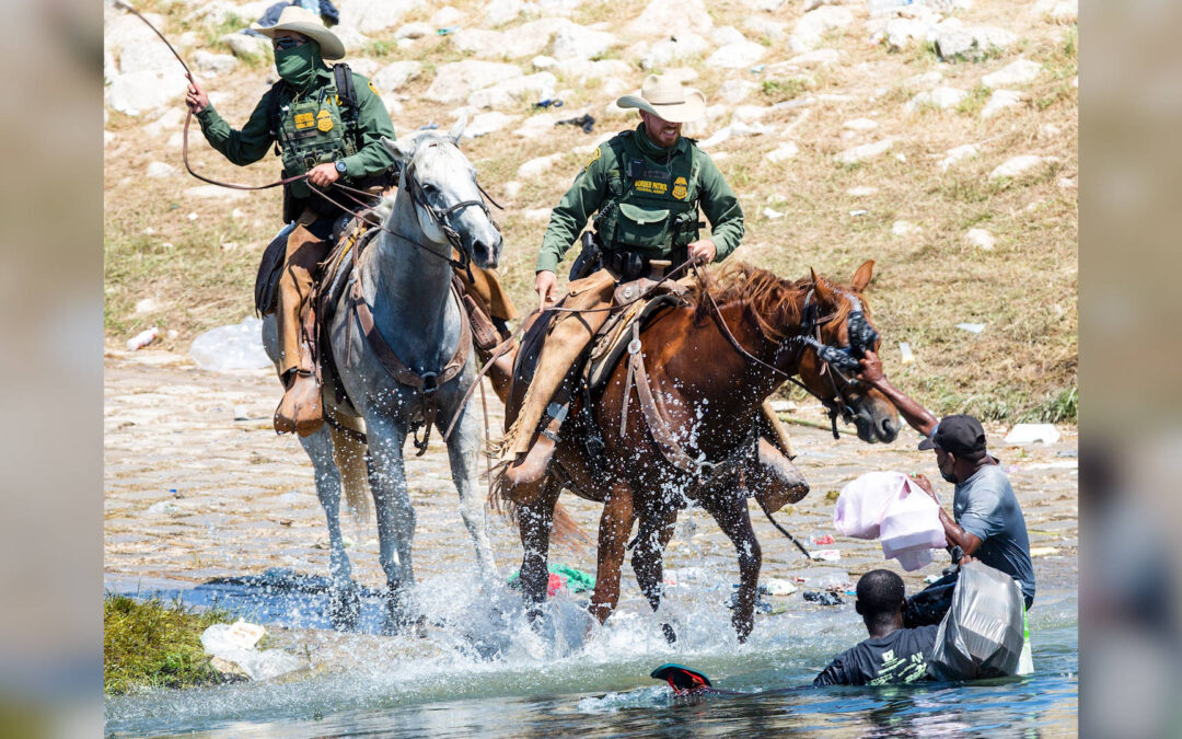 U.S. Border Patrol Agents on Horseback Whip Haitian Asylum Seekers | Democracy Now!